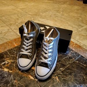 Gently used  low top Converse Chuck Taylor's. SZ 8